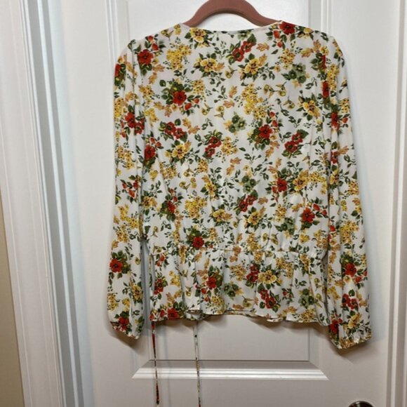 2/$18 Nine Britton NWOT flowy floral v-neck top large - Picture 4 of 4